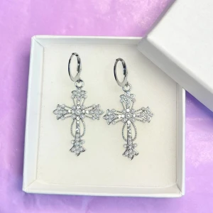 Lolita örhängen🩶 - Lolita örhängen, gjorda av mig. I rostfritt stål🩶