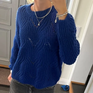 Blå stickad tröja  - Blå stickad tröja från Only i storlek M, passar även S. Fint skick. Använd gärna köp nu!