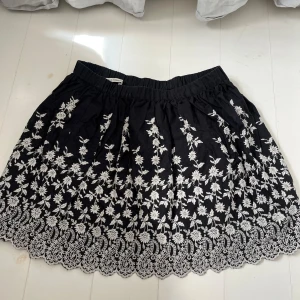 Ulla Johnson kjol - Använd 2 gånger Svart med blom broderi/spets Passar som XS/S