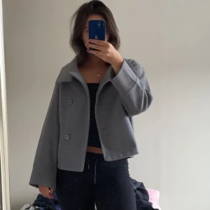 Gina kappa - Perfekt jacka nu inför hösten. Grå i storlek xs använda väldigt fåtal gångar!