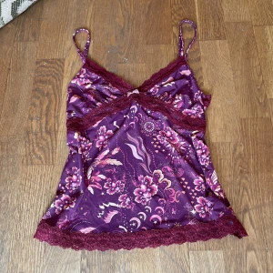 Linnetopp från Odd Molly - Så söt linnetopp från Odd Molly med fina detaljer!💓Står ingen storlek men skulle säga att den är en XS/S