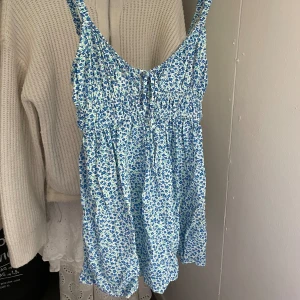 Klänning - Superfin klänning från Pull & bear, låg rygg och en rosett fram som går att justera öppenheten fram. Funkar för alla tillfällen! Bra skick. 