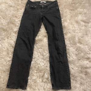 Grå/svarta straight low waist jeans från Junkyard i storlek S