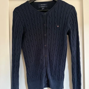 Kofta GANT, S - Fin marinblå kofta från GANT, väldigt skön. Använd men i fint skick. Inget att anmärka på 