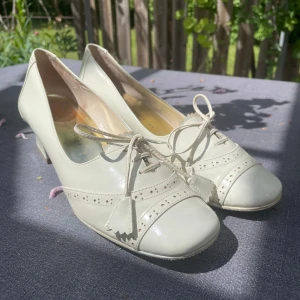 Vintage Marc Jacobs pumps - Underbara Marc by Marc Jacobs pumps i storlek 38.5 tyvärr för stora men otroligt fina! Fantastiskt skick med tanke på åldern✨Skriv för frågor eller fler bilder🫶