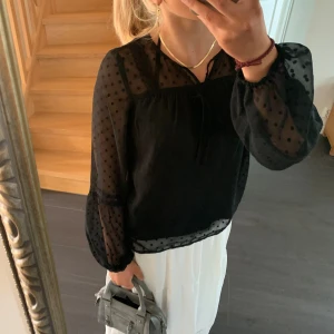 VILA blus - Säljer min fina blus från vila då den inte kommer till användning. Använd en gång så den är i nyskick. Kontakta mig vid eventuella frågor☺️