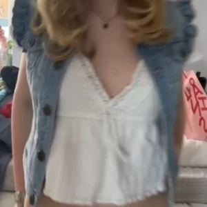 Jeans väst - Jätte fin jeans väst som tyvärr inte kommit till användning💞 storlek 8 men motsvarar ungefär S!💞skriv vid frågor!💞