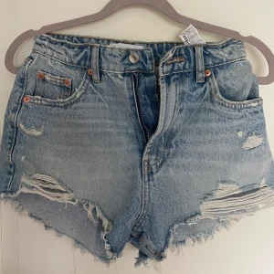 Zara jeans shorts - Storlek 32, utmärkt skick-aldrig använd💕  Pris går att diskutera 