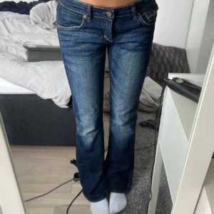 Lågmidjade jeans  - Super fina lågmidjade jeans , köpte second hand men tror de är från ltb, inte säker då kapp saknas. Passar bra på mig som är 169 cm lång och har 36/S. Mörkblåa 
