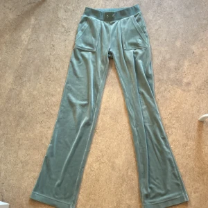 Luicy couture byxor - Gröna juicy byxor i storlek xxs snörena är tyvärr borta och dom är lite Uppsydda, det finns ett liten insytt håll som knappt är synligt, som man kan se på sista bilden! 