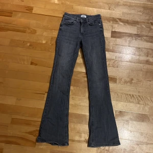 ONLY jeans - Bootcut jeans från ONLY i jättebra skick säljer för att de inte passar mig. Ingen skador på jeansen och de är stretchiga i matrialet. De är i storlek xs/30 skriv om ni vill veta mått osv