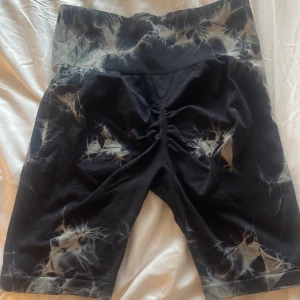 Tränings shorts - Tränings shorts med scrunch, använda ca 2 gånger! 🖤