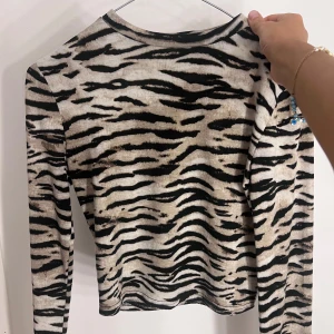 Tröja  - Säljer den här jättefina toppen/tröjan 💕