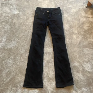 Lågmidjade bootcut jeans - Säljer mina skitsnygga bootcut jeans från g star då de inte kommer till användning😢Dem är svarta, lågmidjade och aldrig använda. Pris kan diskuteras🥰