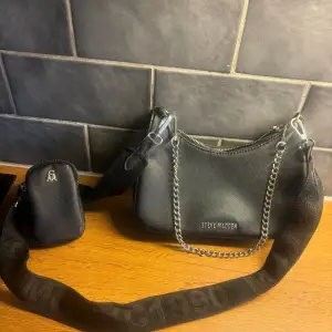 Säljer min svarta väska från Steve madden, köpt på Nelly, fint skick endast några sminkfläckar inuti som kan torkas bort.  Nypris: 999kr på Nelly köpt 2022 Mitt pris: 400kr