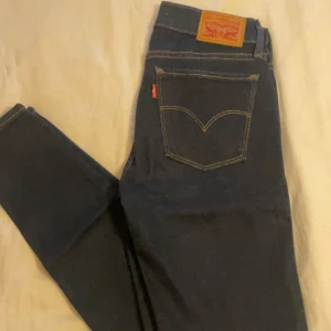 Levis jeans  - Superfina mörkblå jeans från levis. Dessa är helt oanvända. 