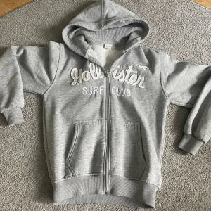 HOODIE - zip up hoodie från hollister som jag inte använder! står S på den men jag skulle säga att den passar S-M!
