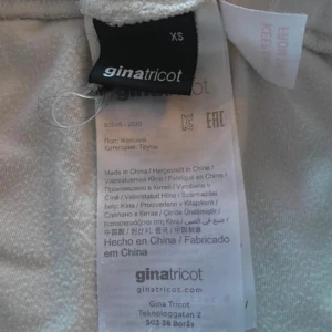 Vita mjukisbyxor från Gina Tricot - Ett par vita mjukisbyxor från Gina Tricot i storlek XS. Byxorna har en elastisk midja och är tillverkade i ett mjukt och bekvämt material.