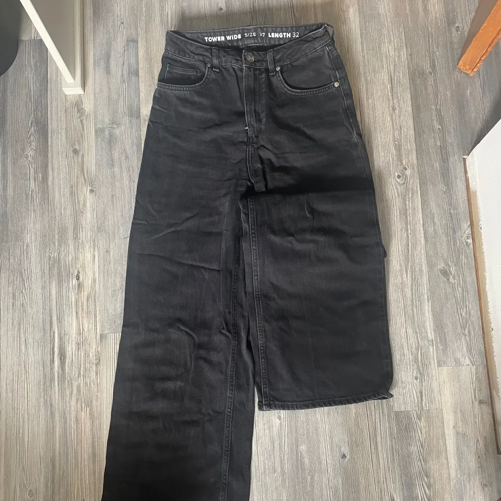 Ett par ”tower wide” jeans från bikbok. Säljer då jag har rensat garderoben och kommer lägga upp en del annonser!. Jeans & Byxor.