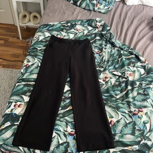  Svarta kostymbyxor  -  Jag var jättefina kostymbyxor från Vera Moda färgen svart och storlek  xs  💕💕
