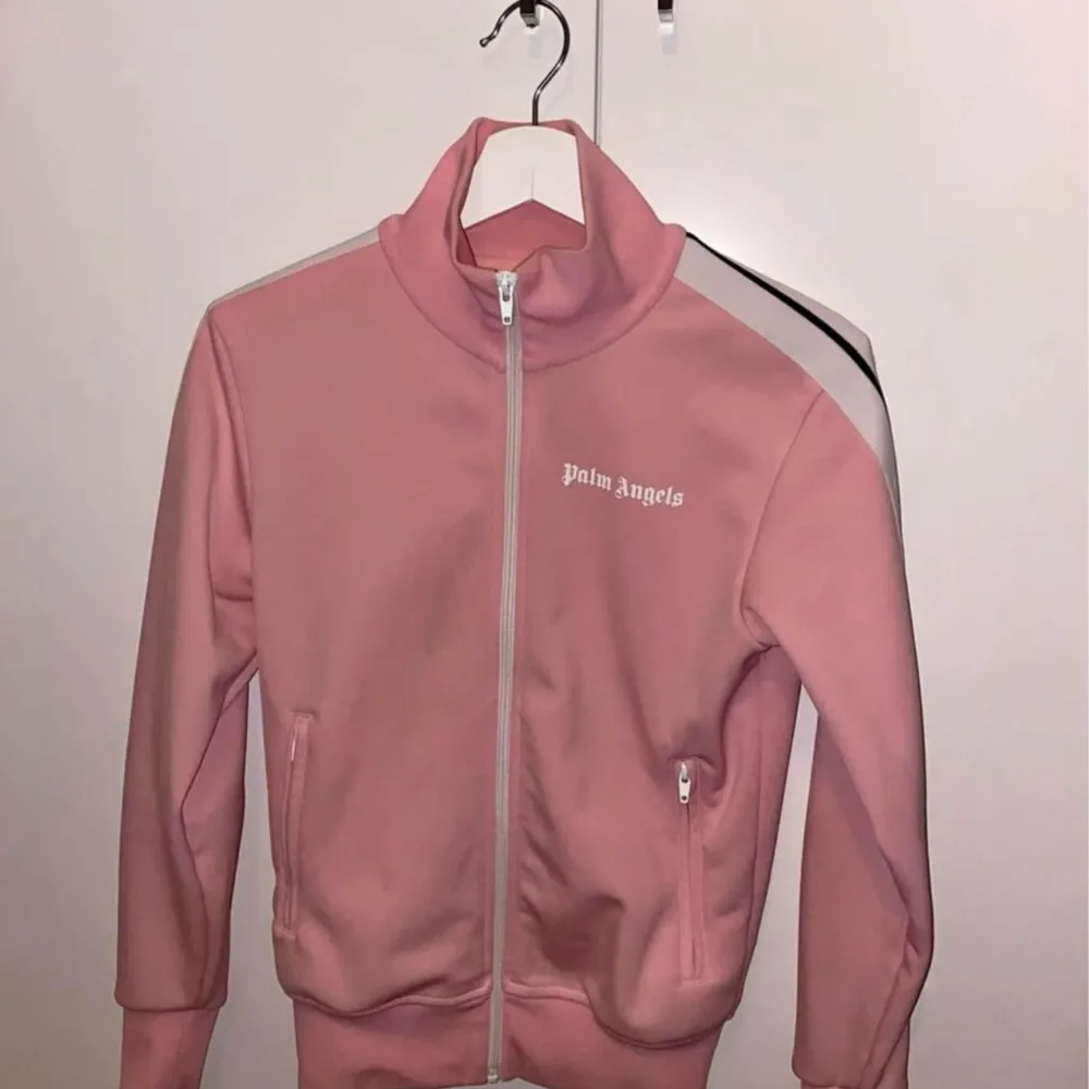 En fin ljus rosa palm angels tröja, väl använd men inget som syns. Storlek Xss . Hoodies.