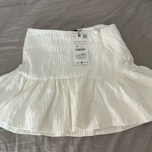 Volang kjol Zara - Helt ny volang kjol från zara med prislapp på! 💕 Beställde innan jag reste och när jag kom hem hade jag helt glömt bort om den så glömde lämna tillbaka 💘 Aldrig använd men skriv för frågor🙏Pris kan diskuteras