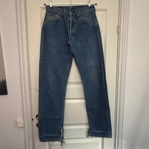 Levi’s 517 W30/L34 - Levi’s sällsynta 517 modell med PERFEKT distressing och längd 34 så de lägger sig perfekt över vilka skor eller sneakers du än har på dig. Man slänger på sig dom här och känner sig som en kändis som ska klä sig avslappnat. 