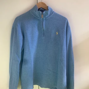 Ralph lauren halv polo/sweatshirt - Skick 8/10  Relativt stor i storlek 