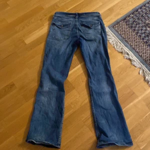 Jeans med knappar där bak från h&m - Jag säljer ett par jeans med fickor där bak ifrån h&m i storlek 40, men som passar mig som har storlek 36/34. Jättefina byxor använda ett fåtal gånger. Men säljer då jag inte använder dem längre💕💕