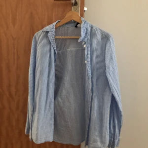 En fin blå vit skjorta  - Skön skjorta! 