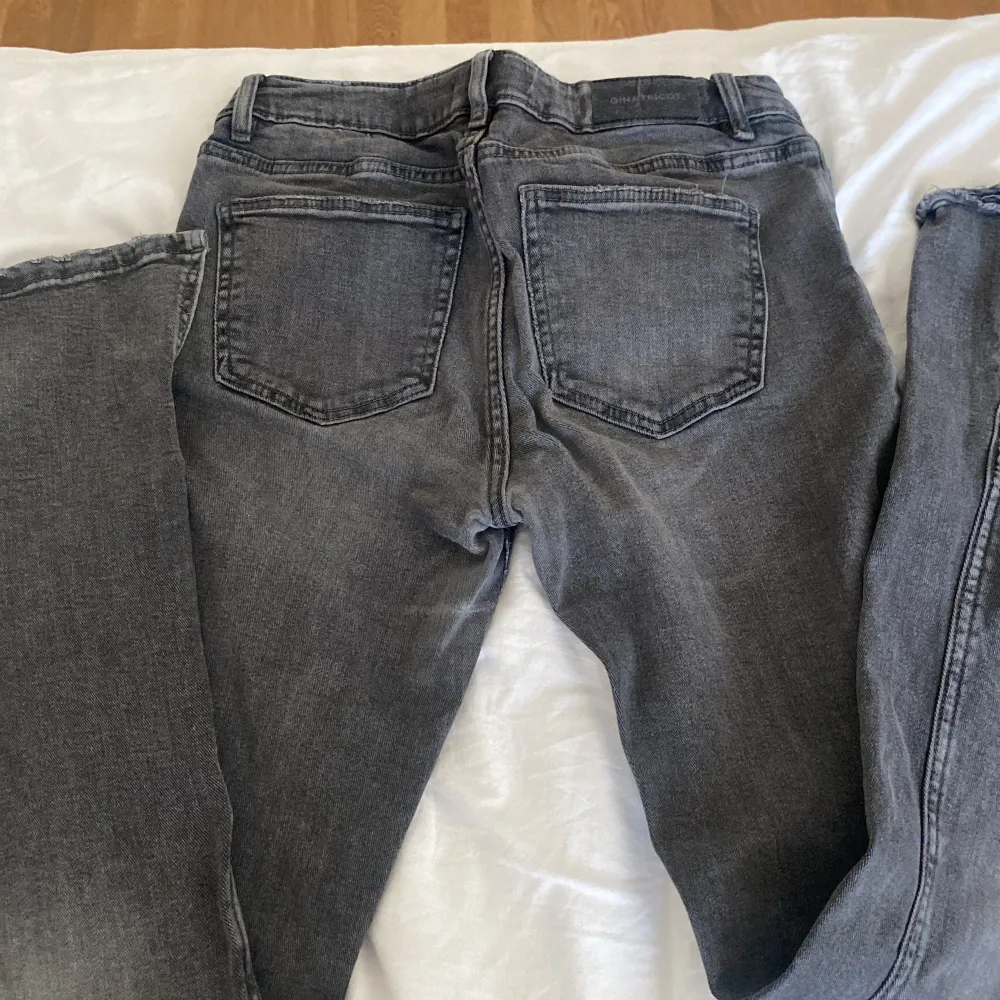 Gina jeans, storlek 152, säljer pga de e för små. De är slitna i slutet och har ett hål men man tänker inte på de. Original pris: 350💗buda gärna💕💗. Jeans & Byxor.