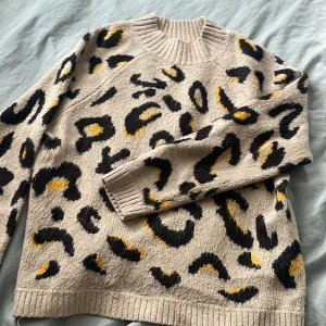 Stickad tröja - Stickad tröja med leopardmönster, storlek M men liten i modellen funkar som en xs/s