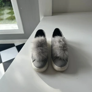 Steve madden skor - Säljer ett par väldigt snygga och sköna skor som är i väldigt bra skick förutom lite fläckar från andväning.