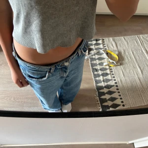 Jätte snygga baggy jeans 💋ljusblåa - Jätte snygga baggy jeans som är i väldigt bra skick 💋💋 sitter bra på mig som oftast har s/xs byxor men kan behövas bälte ifall de är för stora och ska sitta bättre ❤️