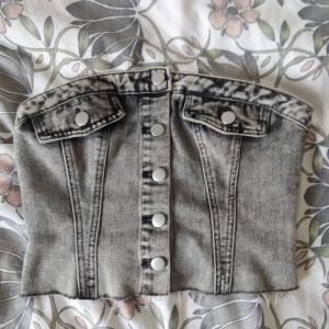 Trendig jeanstopp - Säljer denna fina jeanstoppen storlek XS väldigt fin men säljer för den kommer inte till nån användning möts gärna skriv om ni är intresserad eller om ni vill ha fler bilder 