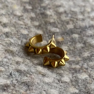 Guld Edblad örhängen peak - Guldiga Edblad örhängen med peak modellen i den vanliga storleken🌟 aldrig använda endast testade🥰 nypris 400kr, pris kan diskuteras