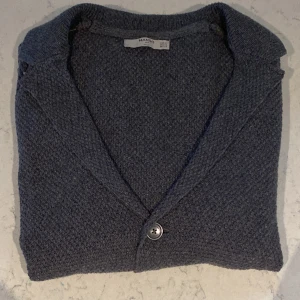 Grå Kofta - Säljer nu denna asfeta gråa koftan i från Mango i nyskick! Storleken är S men skulle kunna passa M med! Nypris 699❌ mitt pris endast 239kr✅ Hör av dig vid minsta lilla fundering!! 