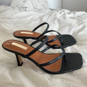 Klackar - Svarta öppna klackar, aldrig använda bara provade. Från primark