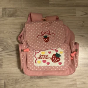 Kawaii jordgubbs ryggsäck -  en jättesöt jordgubbs ryggsäck för barn💕 banden går att justera och det finns många fack så man får plats med mycket🫶🏼en jätte bra ryggsäck! 🍓 använd 2-3 gånger. köparen står för frakten