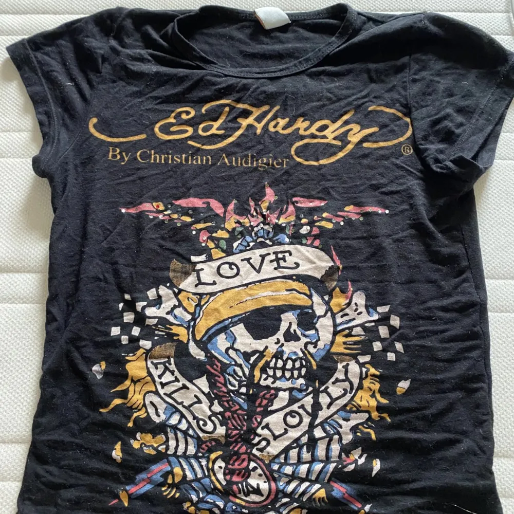 Jättefin y2k ed hardy topp, säljer den pga att den inte passade mig! Köpt här på Plick! Storleken är M men skulle säga att den passar mer S!Pris kan diskuteras❤️. Toppar.