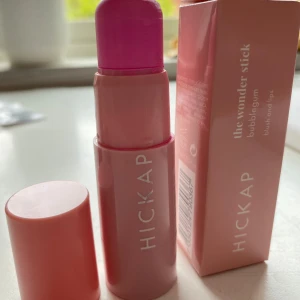 The Wonder Stick Blush & Lips Bubblegum - En rosa flerfunktionsstick från Hickap som kan användas både som rouge och läppstift. 💄 Produkten har en bubbelgumsrosa nyans och kommer i en praktisk stickförpackning som medföljer🩷ändats använd 5 gånger😊
