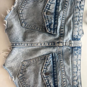 Pull and bear jeans shorts - Använda fåtal gånger. Små i storleken enligt hemsidan vilket ja instämmer på. Passar mig med 36/38