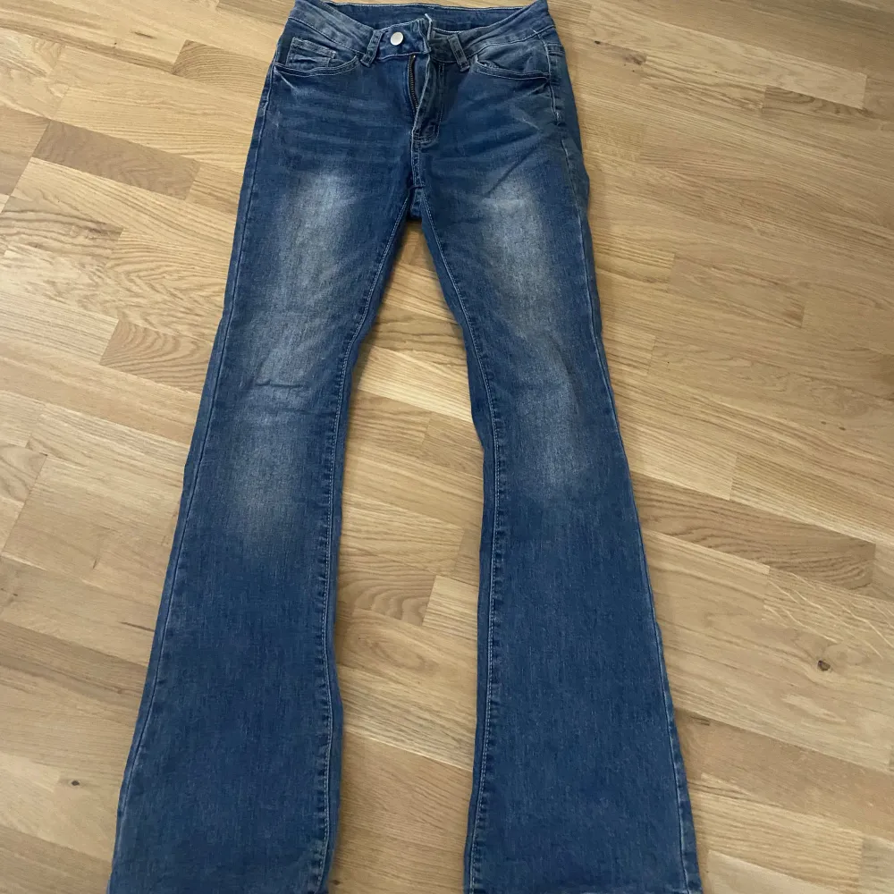 Säljer domma jättefina Lågmidjade jeansen från shein använda några gånger men ändå jätte fint skick säljer pga att dom inte kommer till användning . Jeans & Byxor.