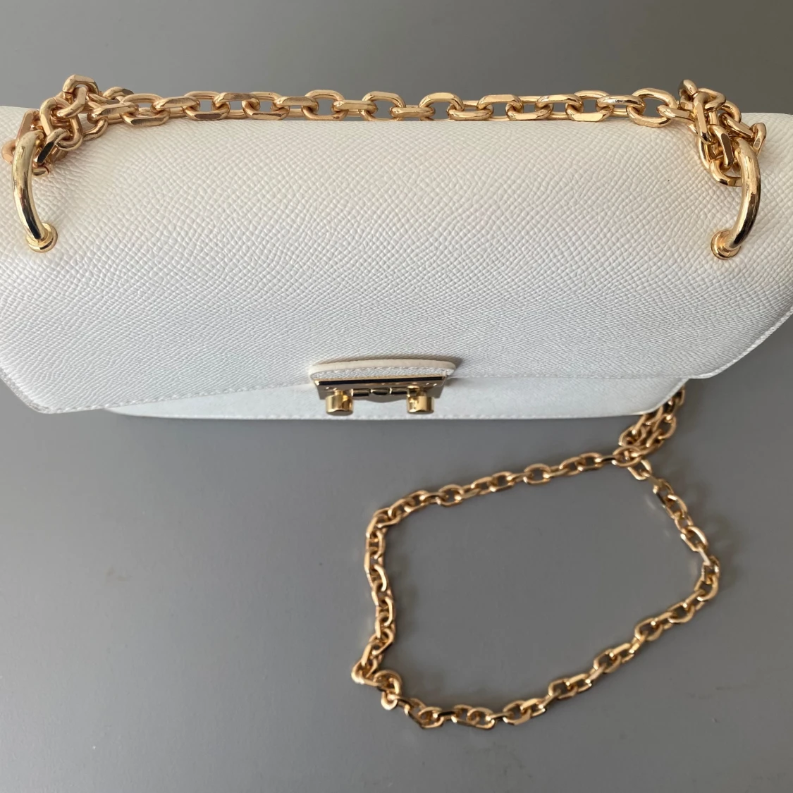 Vit handväska med guldkedja - 90