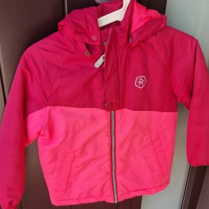  Vinter Jacka  - Jag säljer den här bekväma jackan eftersom den är liten för min dotter..Priset på jackan när den köptes var 600kr....Mitt pris 190kr  m.v.h Emma 