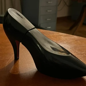 Parfymflaska med parfym högklackad sko  - Vet inte exakt hur mycket det är kvar men inte slut. 