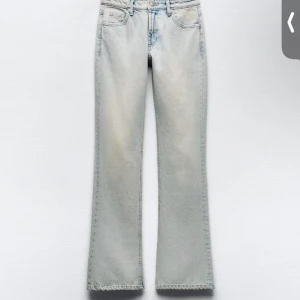 Zara bootcut jeans - Slutsålda bootcut jeans från zara med medelhögmidja 🥰