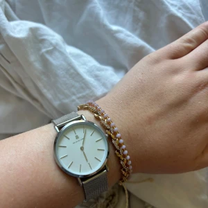 Silver Klocka - Sparsamt använd klocka från Black Oak med enkelt justerbart armband. Nypris ca 700