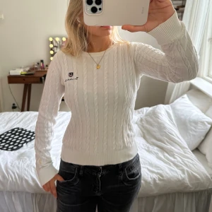 bondelid kabelstickad tröja  - vit kabelstickad tröja från bondelid i storlek XS. den har några små skavanker men annars i mycket bra skick! skriv för fler bilder 