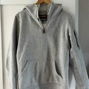 Pelle P hoodie - Grå hoodie ifrån Pelle P, storlek M. Väldigt fint skick inga täcken på användning.